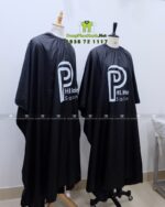 Áo choàng tóc in logo Phi Hair Salon vải dù màu đen rộng rãi thoáng mát