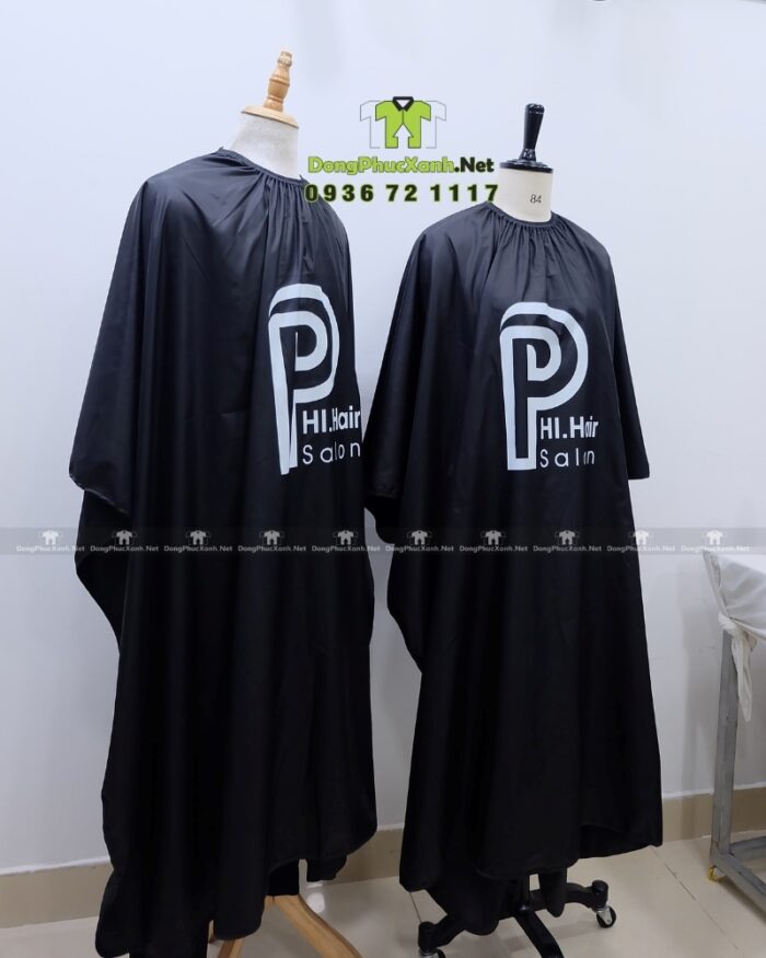 Áo choàng tóc in logo Phi Hair Salon vải dù màu đen rộng rãi thoáng mát