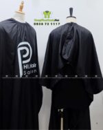 Áo choàng tóc in logo Phi Hair Salon vải dù màu đen rộng rãi thoáng mát