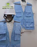 Áo gile kỹ sư vải kaki 65/35 phối lưới màu xanh nhạt.