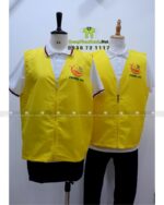 Đồng phục gile gió màu vàng chất liệu vải dù chéo in logo Phương Mai