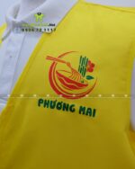 Đồng phục gile gió màu vàng chất liệu vải dù chéo in logo Phương Mai