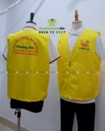 Đồng phục gile gió màu vàng chất liệu vải dù chéo in logo Phương Mai