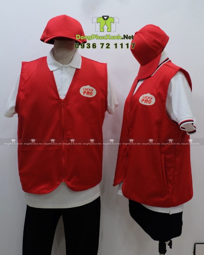 Đồng phục gile gió màu đỏ vải dù chéo in logo Lucky Pao.