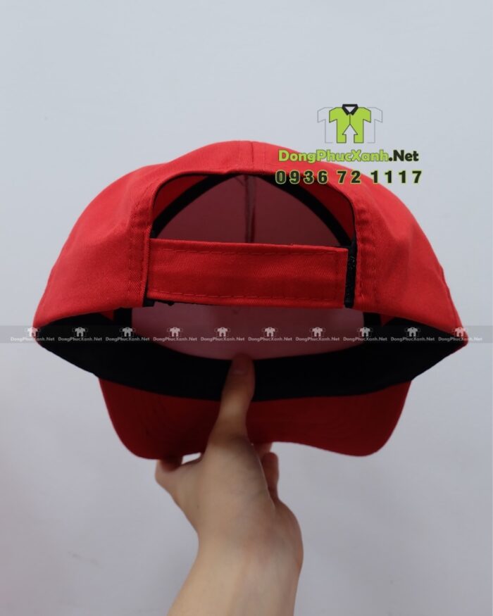 Đồng phục gile gió màu đỏ vải dù chéo in logo Lucky Pao.
