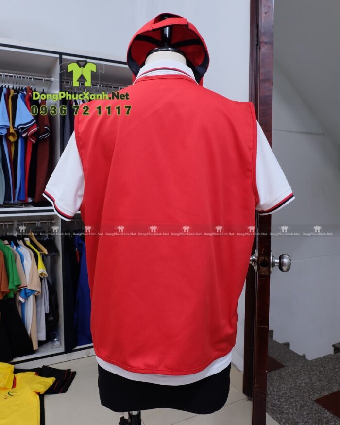 Đồng phục gile gió màu đỏ vải dù chéo in logo Lucky Pao.