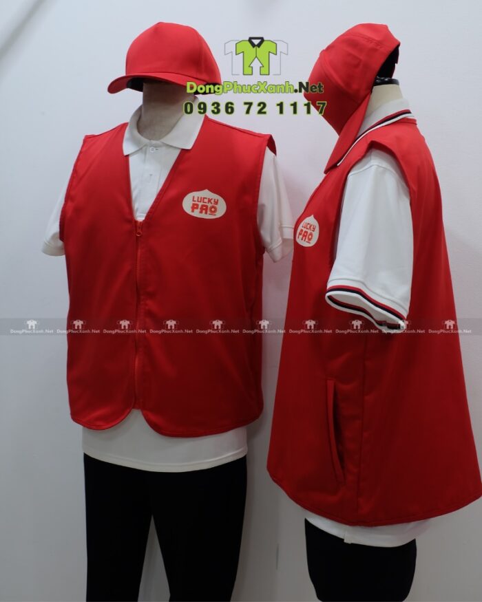 Đồng phục gile gió màu đỏ vải dù chéo in logo Lucky Pao.