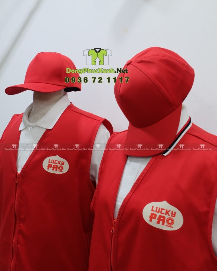 Đồng phục gile gió màu đỏ vải dù chéo in logo Lucky Pao.
