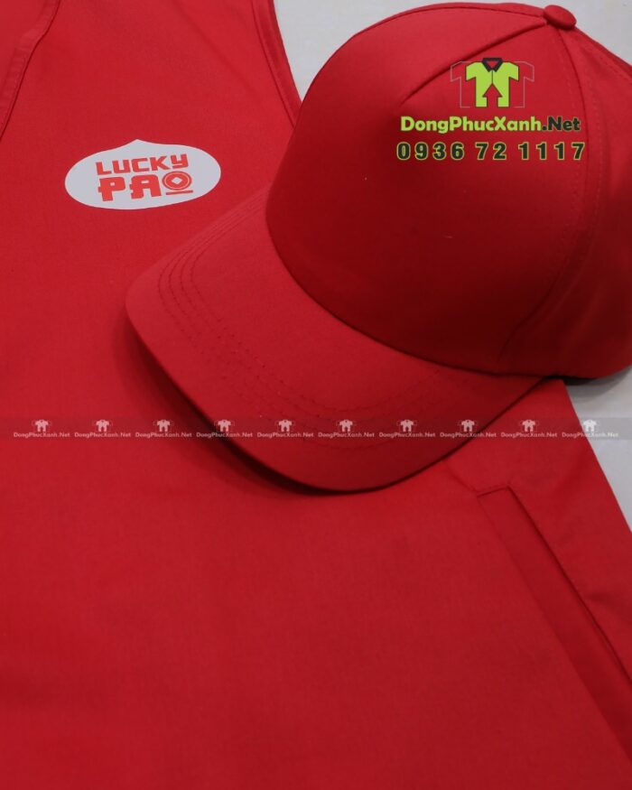Đồng phục gile gió màu đỏ vải dù chéo in logo Lucky Pao.