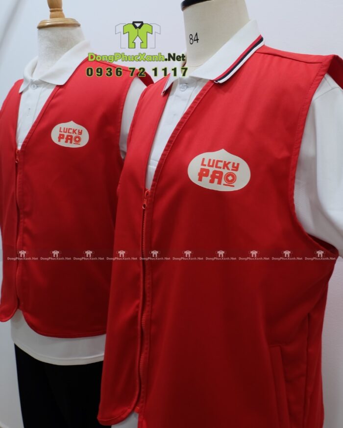 Đồng phục gile gió màu đỏ vải dù chéo in logo Lucky Pao.