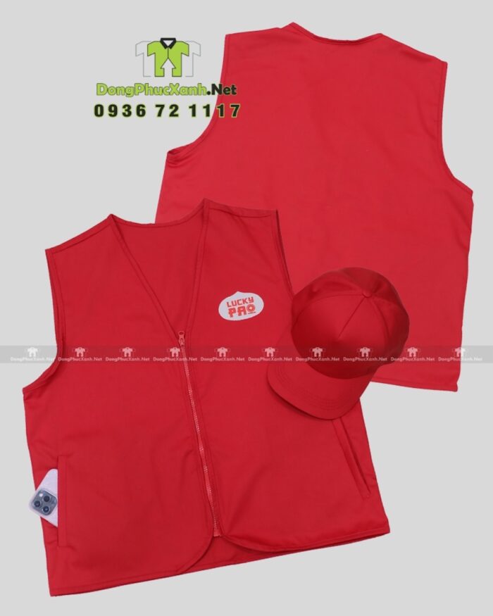 Đồng phục gile gió màu đỏ vải dù chéo in logo Lucky Pao.