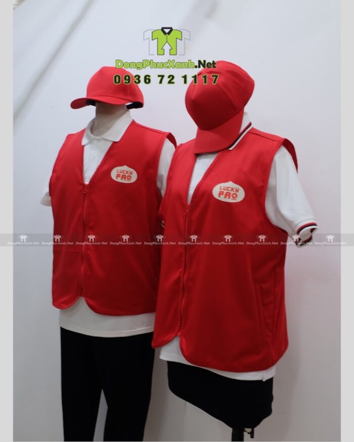 Đồng phục gile gió màu đỏ vải dù chéo in logo Lucky Pao.