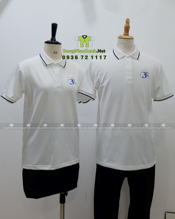 Áo kỷ niệm ra trường cổ trụ màu trắng vải cá sấu poly thái in logo kỷ niệm
