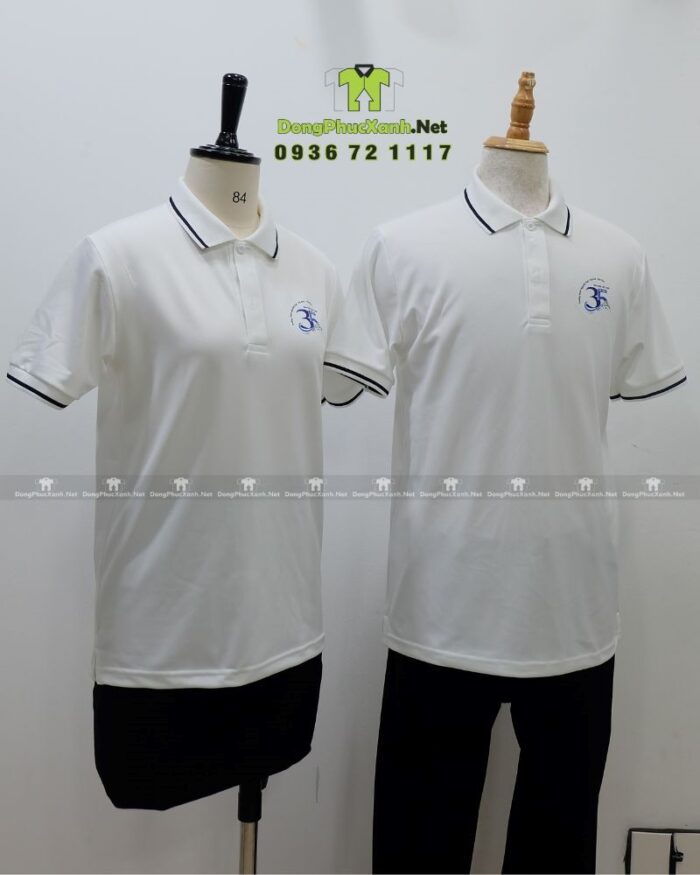 Áo kỷ niệm ra trường cổ trụ màu trắng vải cá sấu poly thái in logo kỷ niệm