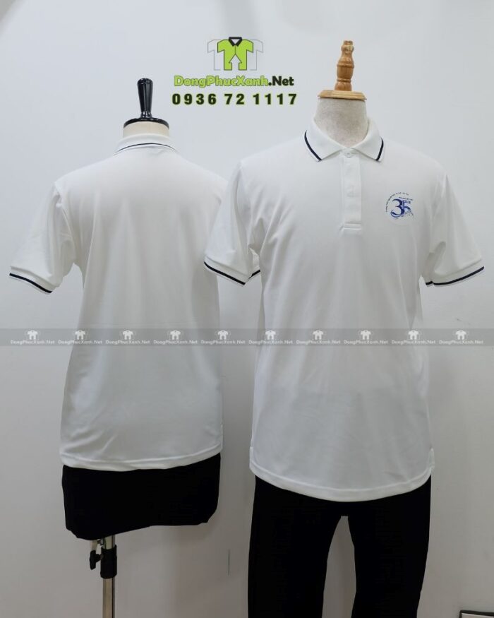 Áo kỷ niệm ra trường cổ trụ màu trắng vải cá sấu poly thái in logo kỷ niệm