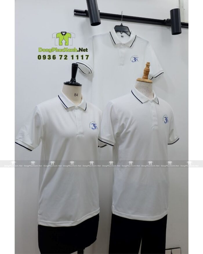 Áo kỷ niệm ra trường cổ trụ màu trắng vải cá sấu poly thái in logo kỷ niệm