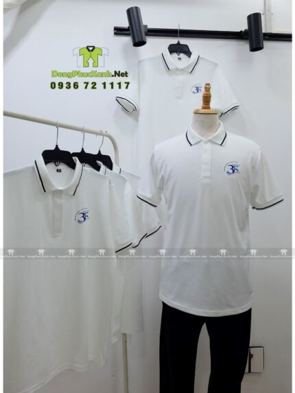 Áo kỷ niệm ra trường cổ trụ màu trắng vải cá sấu poly thái in logo kỷ niệm