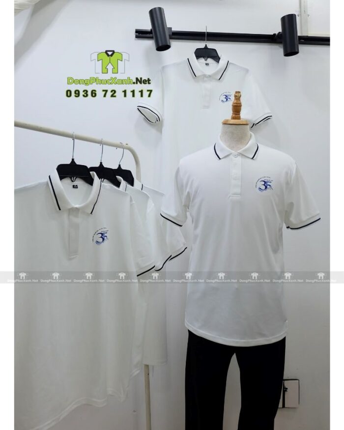 Áo kỷ niệm ra trường cổ trụ màu trắng vải cá sấu poly thái in logo kỷ niệm