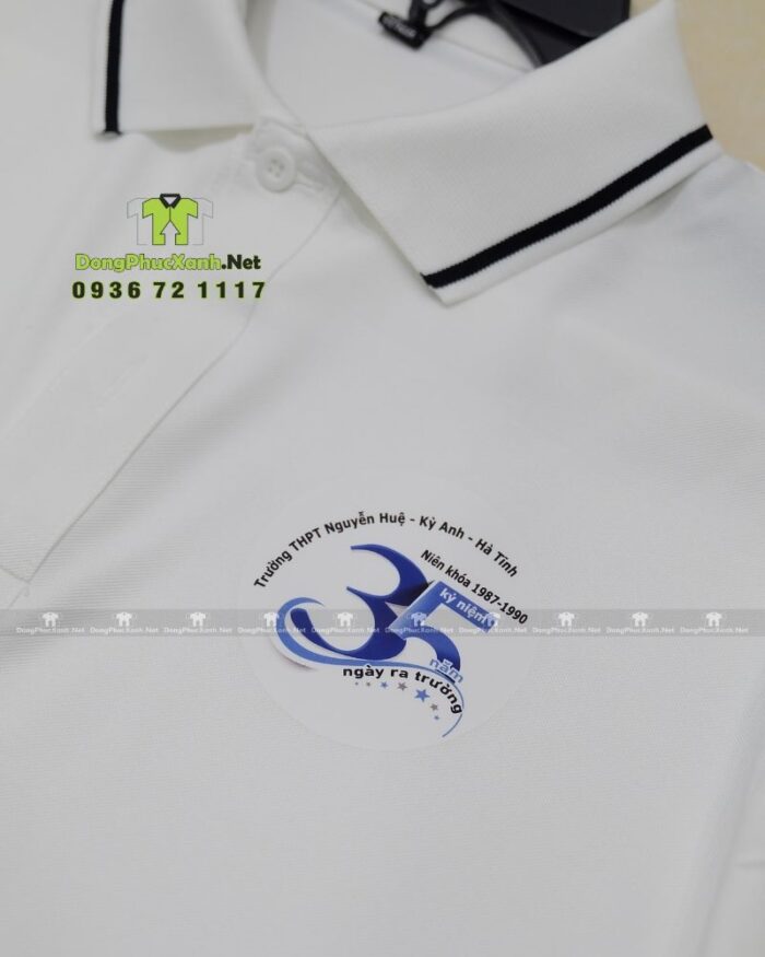 Áo kỷ niệm ra trường cổ trụ màu trắng vải cá sấu poly thái in logo kỷ niệm