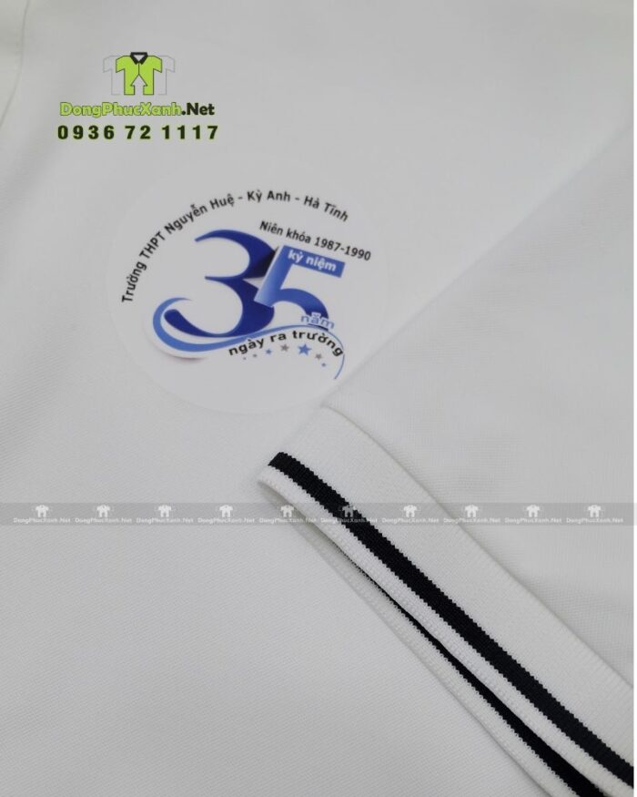 Áo kỷ niệm ra trường cổ trụ màu trắng vải cá sấu poly thái in logo kỷ niệm