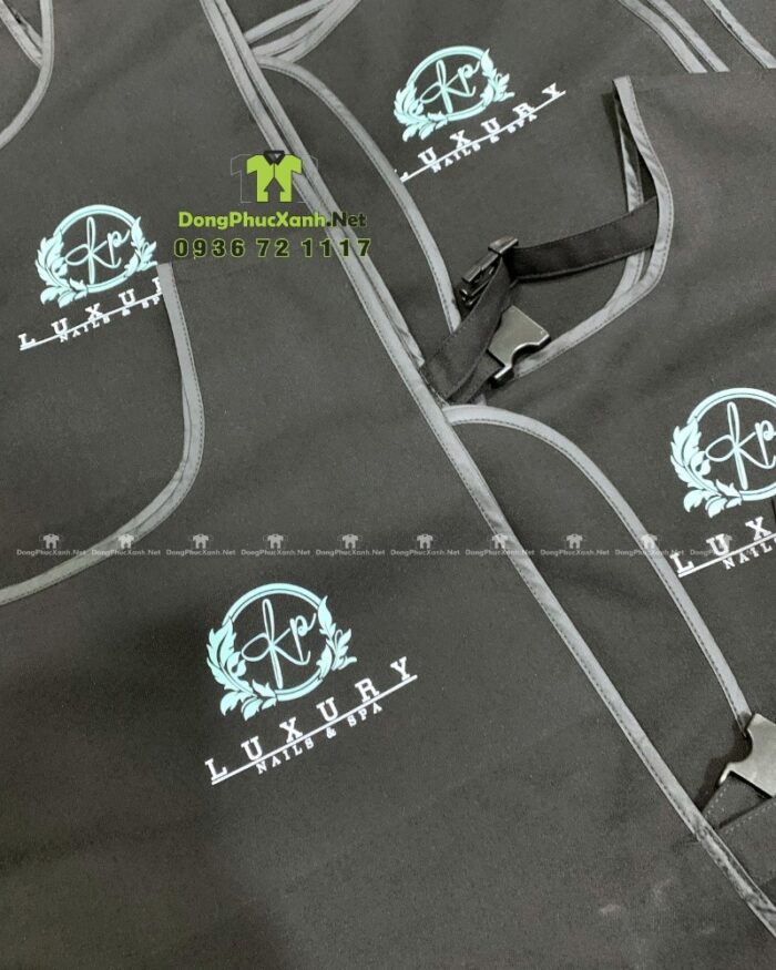 Tạp dề nail màu đen vải kaki thun in logo KP Luxury chống bám bụi