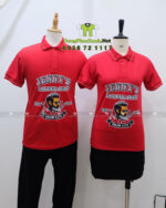 Áo thun đồng phục Jenny’s Barber Shop màu đỏ in logo lớn trước ngực.