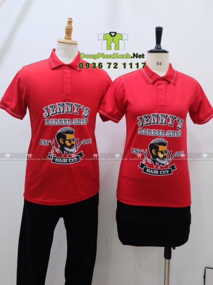 Áo thun đồng phục Jenny’s Barber Shop màu đỏ in logo lớn trước ngực.