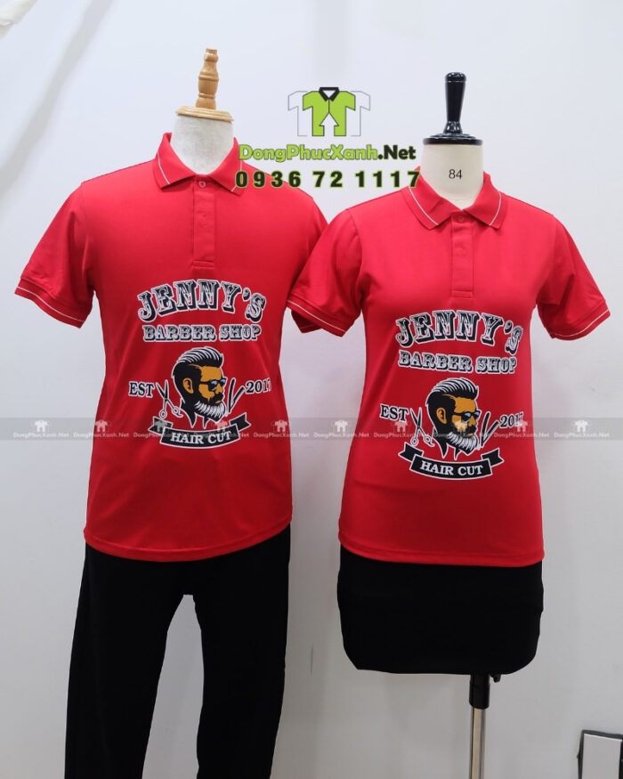 Áo thun đồng phục Jenny’s Barber Shop màu đỏ in logo lớn trước ngực.