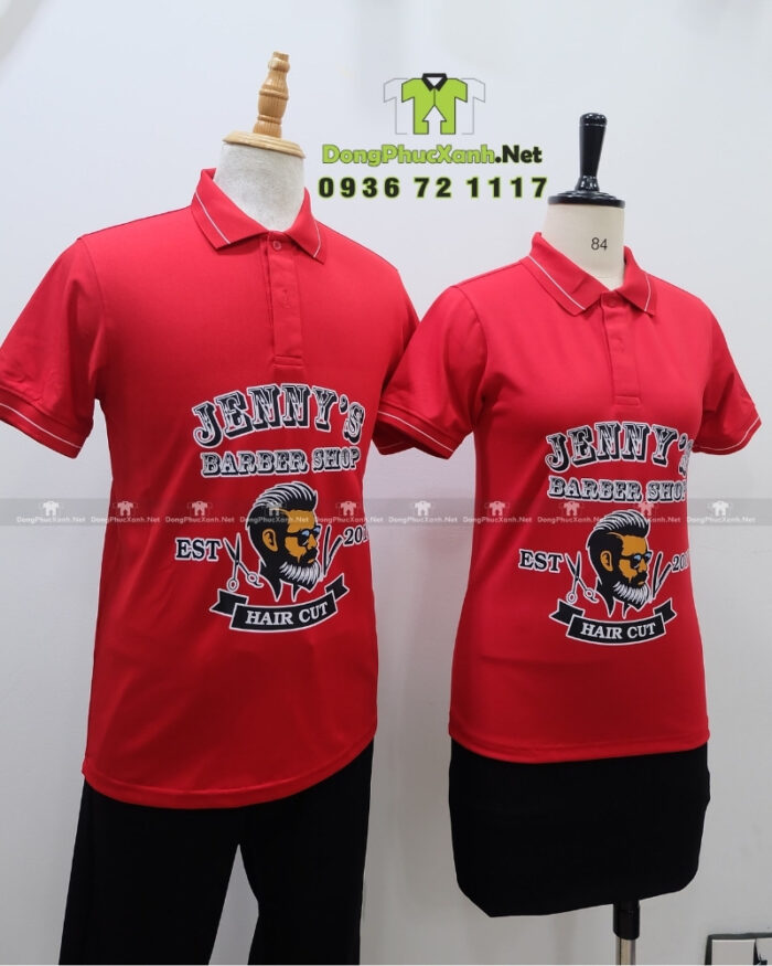 Áo thun đồng phục Jenny’s Barber Shop màu đỏ in logo lớn trước ngực.