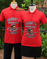 Áo thun đồng phục Jenny’s Barber Shop màu đỏ in logo lớn trước ngực.