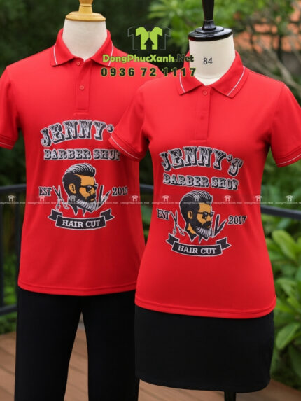 Áo thun đồng phục Jenny’s Barber Shop màu đỏ in logo lớn trước ngực.