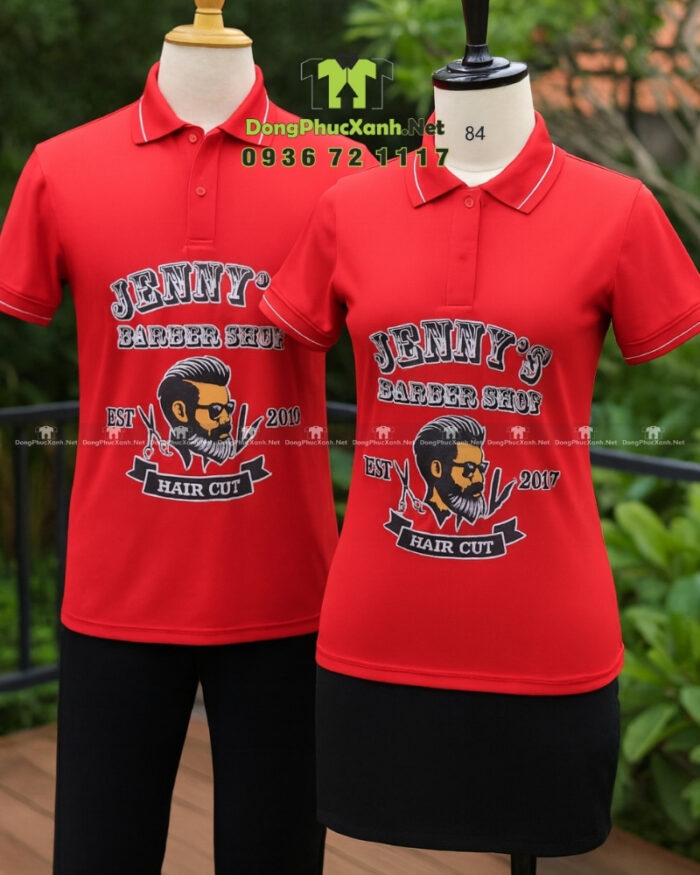 Áo thun đồng phục Jenny’s Barber Shop màu đỏ in logo lớn trước ngực.