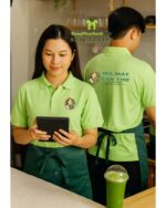 Đồng phục phục vụ màu xanh cốm vải cá sấu poly thái in logo Má Mát Cần Thơ