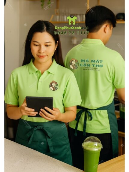 Đồng phục phục vụ màu xanh cốm vải cá sấu poly thái in logo Má Mát Cần Thơ