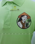 Đồng phục phục vụ màu xanh cốm vải cá sấu poly thái in logo Má Mát Cần Thơ