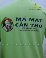 Đồng phục phục vụ màu xanh cốm vải cá sấu poly thái in logo Má Mát Cần Thơ