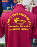 Áo thun đồng phục công ty Kamina vải cá sấu mè màu đỏ đô.