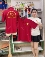 Áo thun đồng phục công ty Kamina vải cá sấu mè màu đỏ đô.