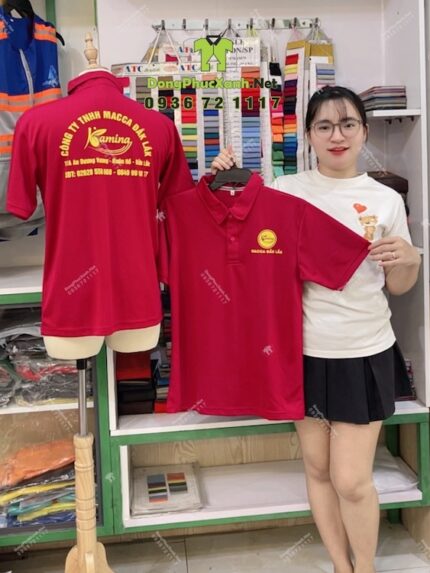 Áo thun đồng phục công ty Kamina vải cá sấu mè màu đỏ đô.