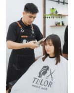 Áo choàng tóc in logo Tislor màu đen và trắng vải dù.