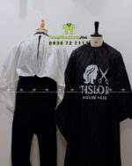 Áo choàng tóc in logo Tislor màu đen và trắng vải dù.