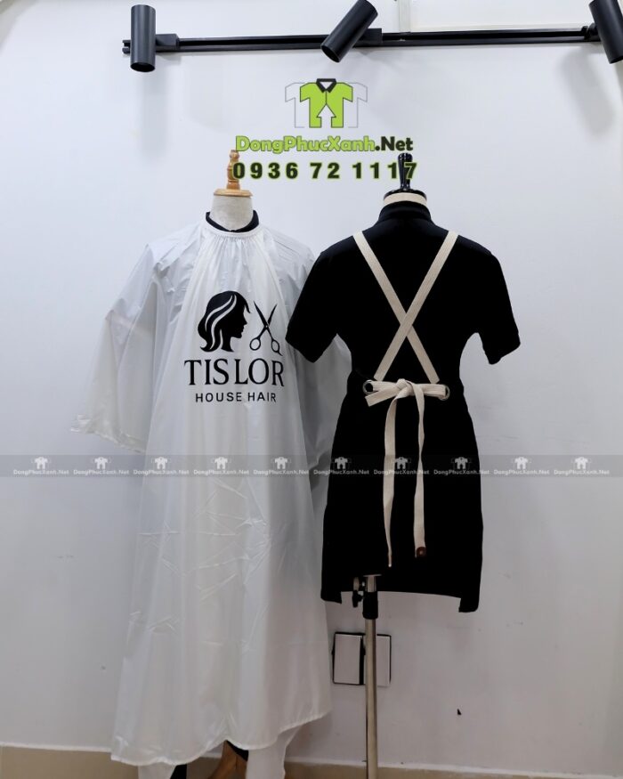 Áo choàng tóc in logo Tislor màu đen và trắng vải dù.