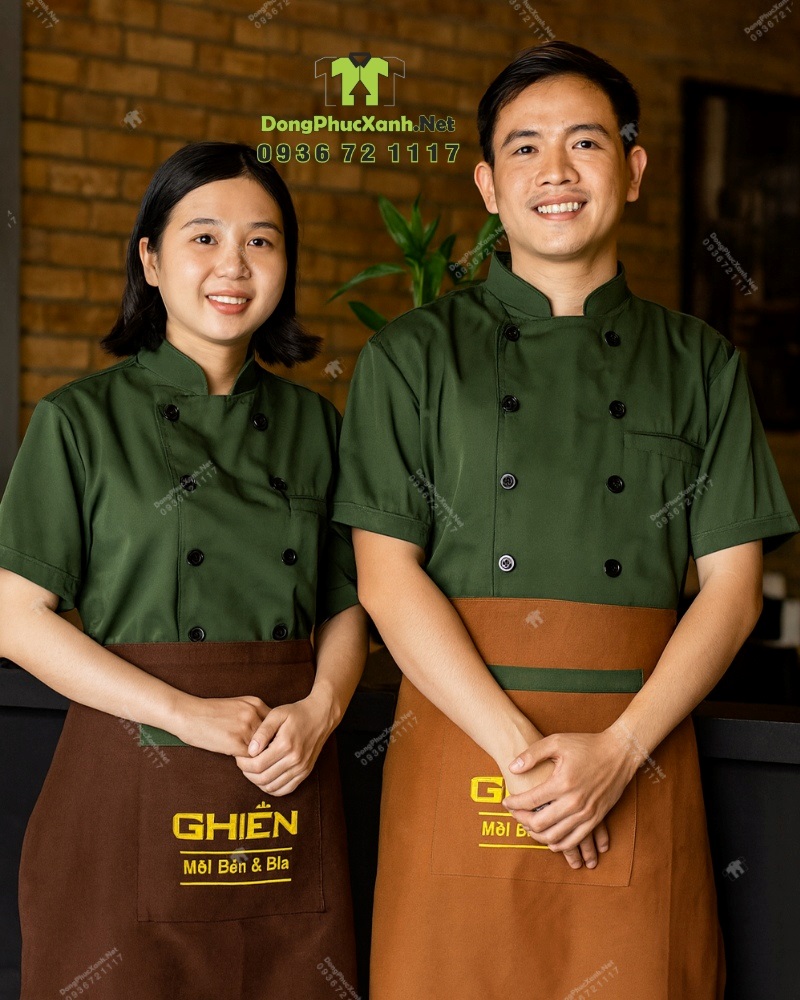 Đồng phục đầu bếp chuyên nghiệp áo bếp và tạp dề Ghiền. Đồng phục đầu bếp áo bếp xanh tạp dề nâu logo Ghiền.