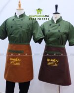 Đồng phục đầu bếp áo bếp xanh tạp dề nâu logo Ghiền.