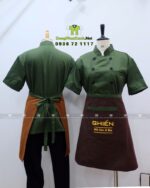 Đồng phục đầu bếp áo bếp xanh tạp dề nâu logo Ghiền.
