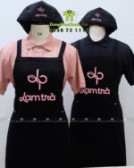 Đồng phục phục vụ Lam Trà gồm tạp dề và nón kaki cotton.