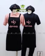 Đồng phục phục vụ Lam Trà gồm tạp dề và nón kaki cotton.