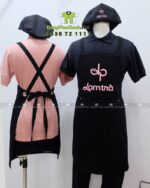 Đồng phục phục vụ Lam Trà gồm tạp dề và nón kaki cotton.