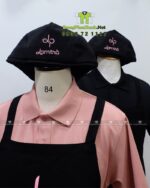 Đồng phục phục vụ Lam Trà gồm tạp dề và nón kaki cotton.