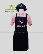 Đồng phục phục vụ Lam Trà gồm tạp dề và nón kaki cotton.